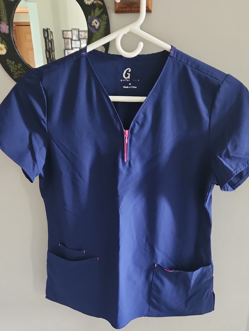 GT Performance Scrubs Women's Navy Medical Top Sz. Medium